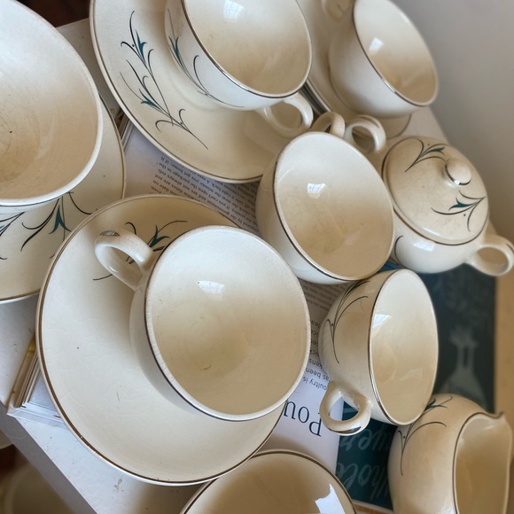 15 pieces set China Vintage Tea Set Sauce
all in great shape
unknown brand - Picture 8 of 9